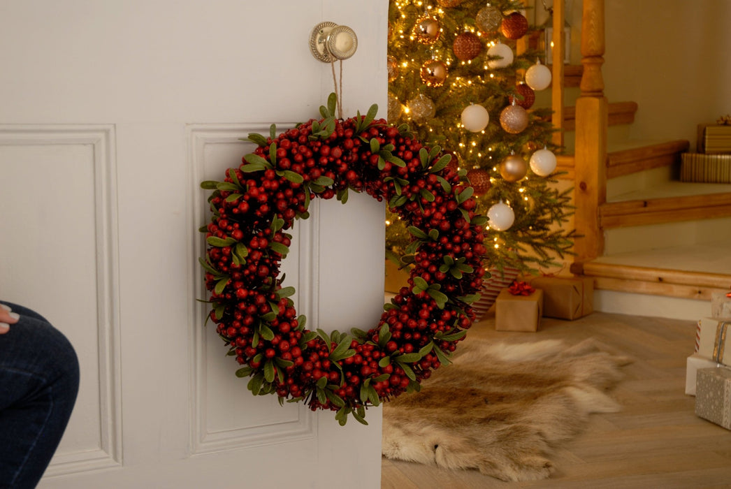 Red Berry & Green Leaf Wreath_Christmas Wreaths