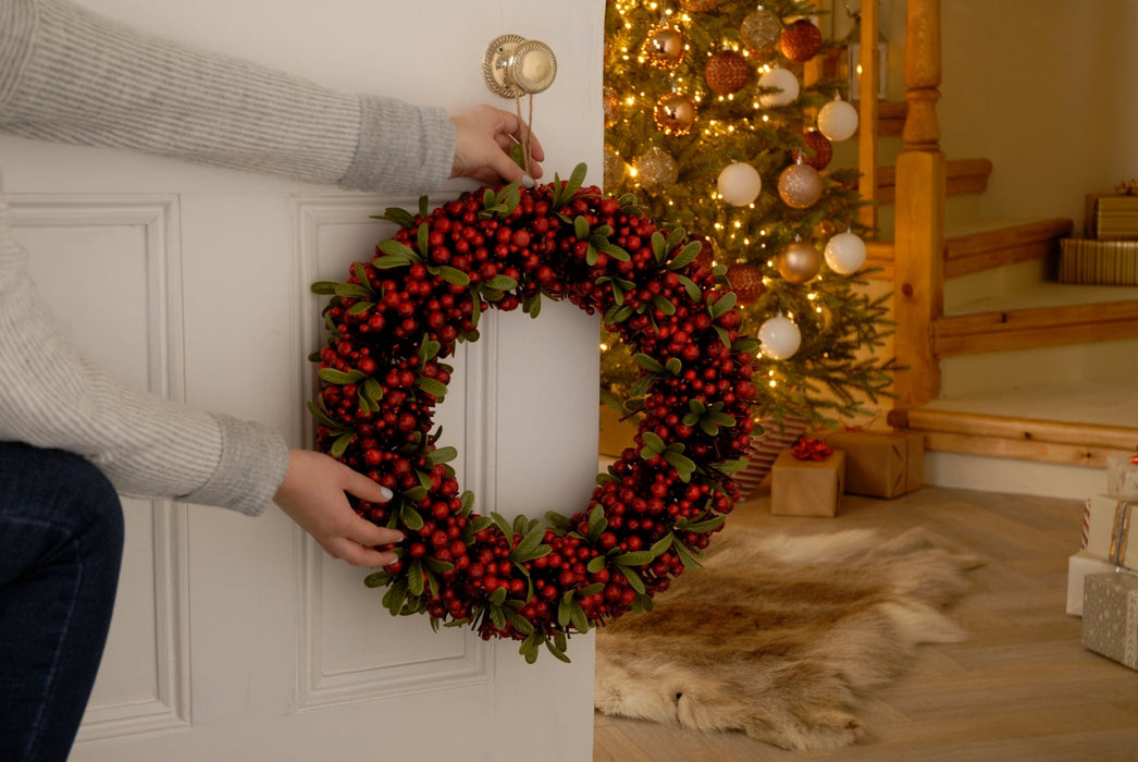 Red Berry & Green Leaf Wreath_Christmas Wreaths